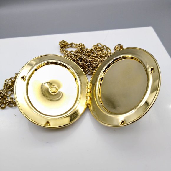 Vintage Sarah Coventry Heirloom Filigree Locket on Gold Tone Textured Curb Link - Picture 6 of 6